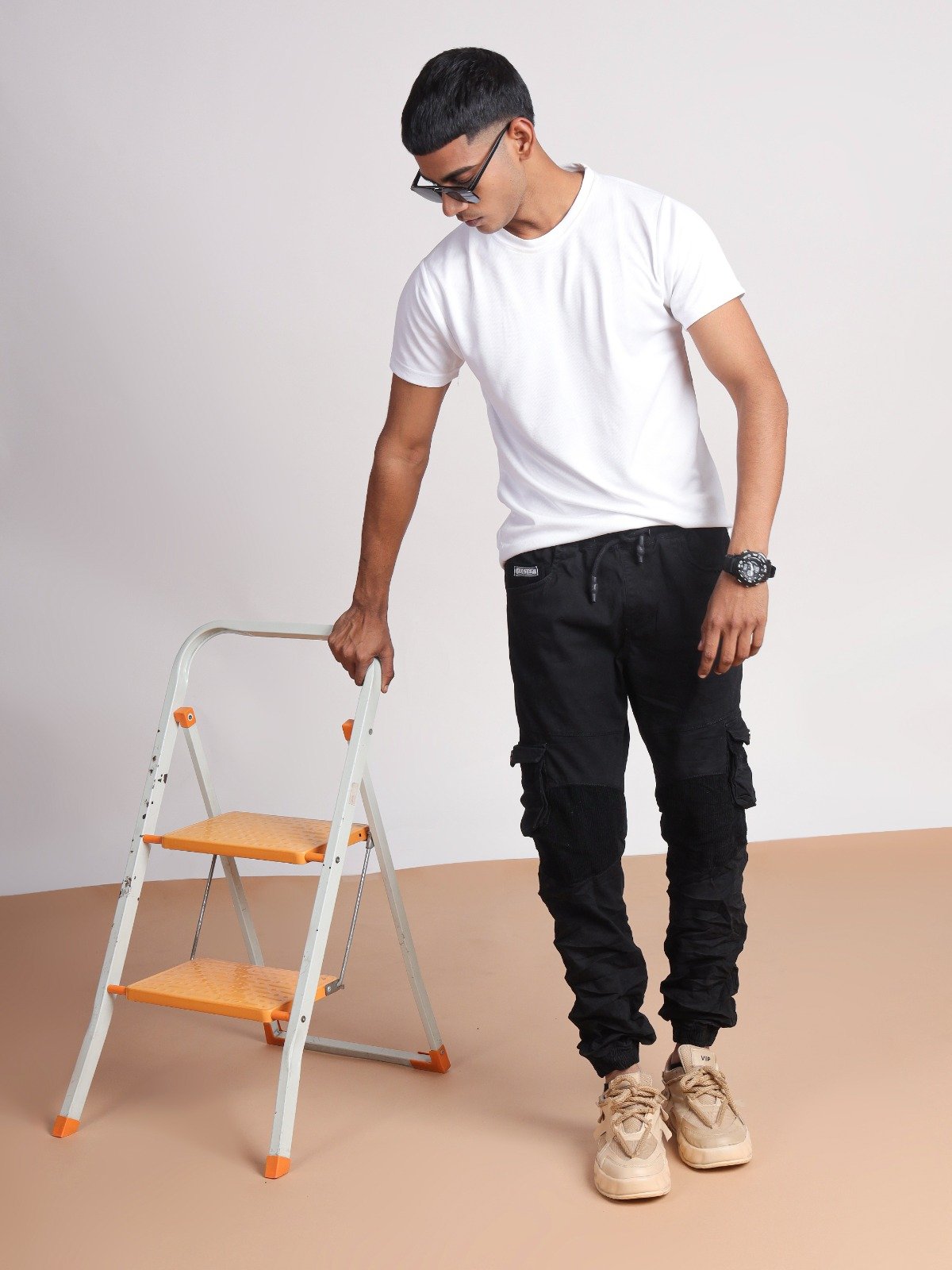 Una vista de una playa desde la cima de una colina